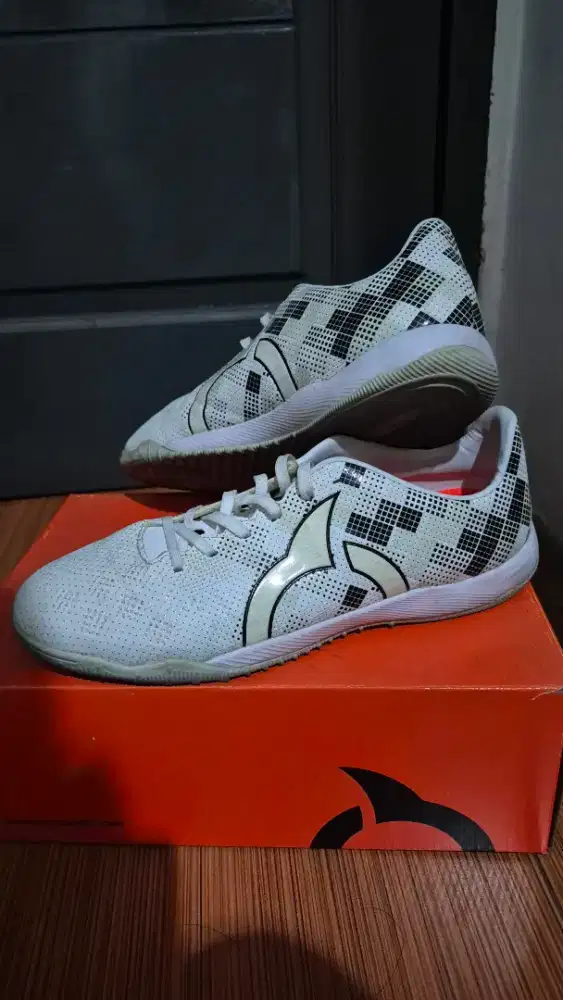 Sepatu Futsal Ortuseight Quadra In Black White Size 43
