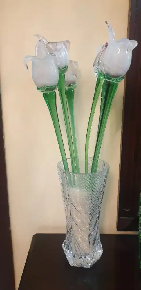 Bunga tulip dan vas kristal