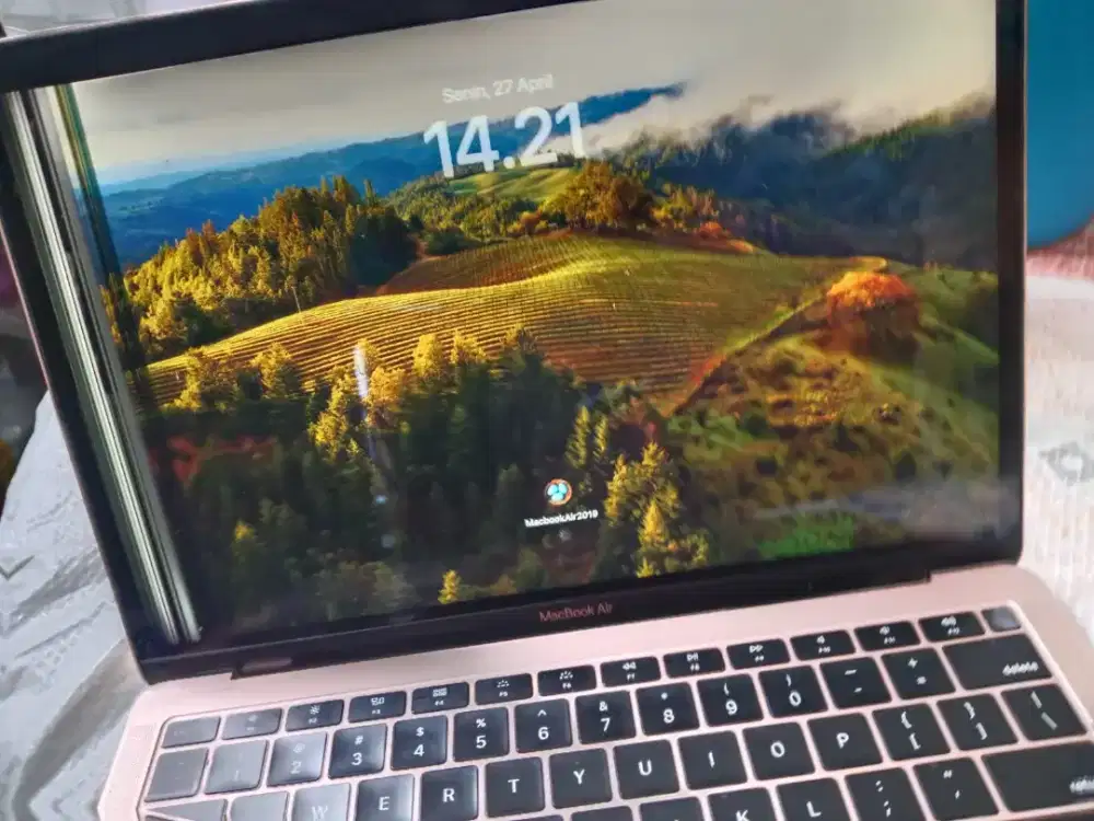 Macbook air 2019 ram 8/256 Minus