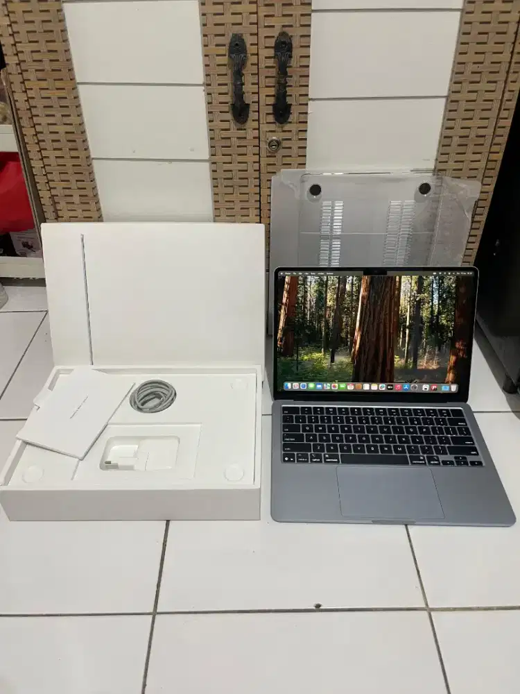 Macbook Air M4 13 inch 16/256 iBox Like New Garansi on Maret 2027