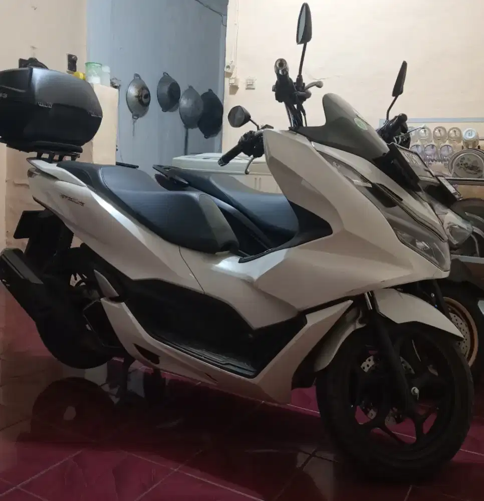 Motor PCX putih tahun 2022