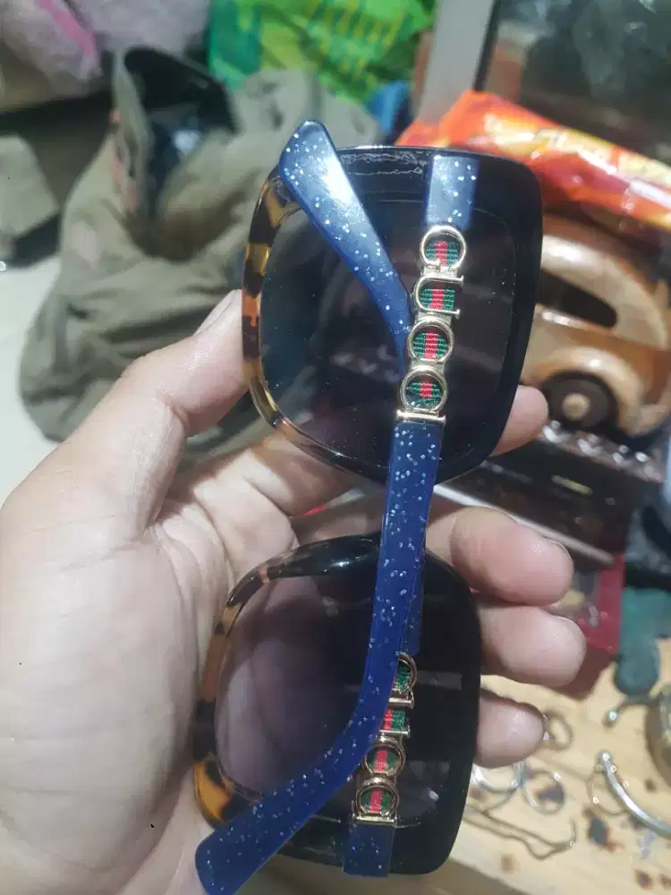 kacamata gaya hitam.