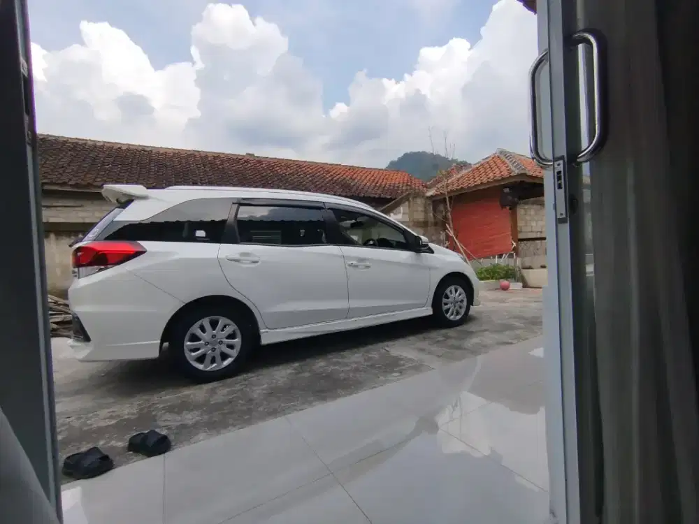 Honda Mobilio putih 2016