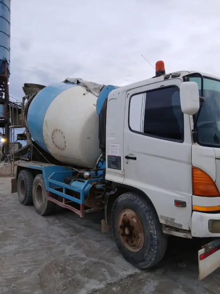 Truck mixer Hino lohan tahun 2015