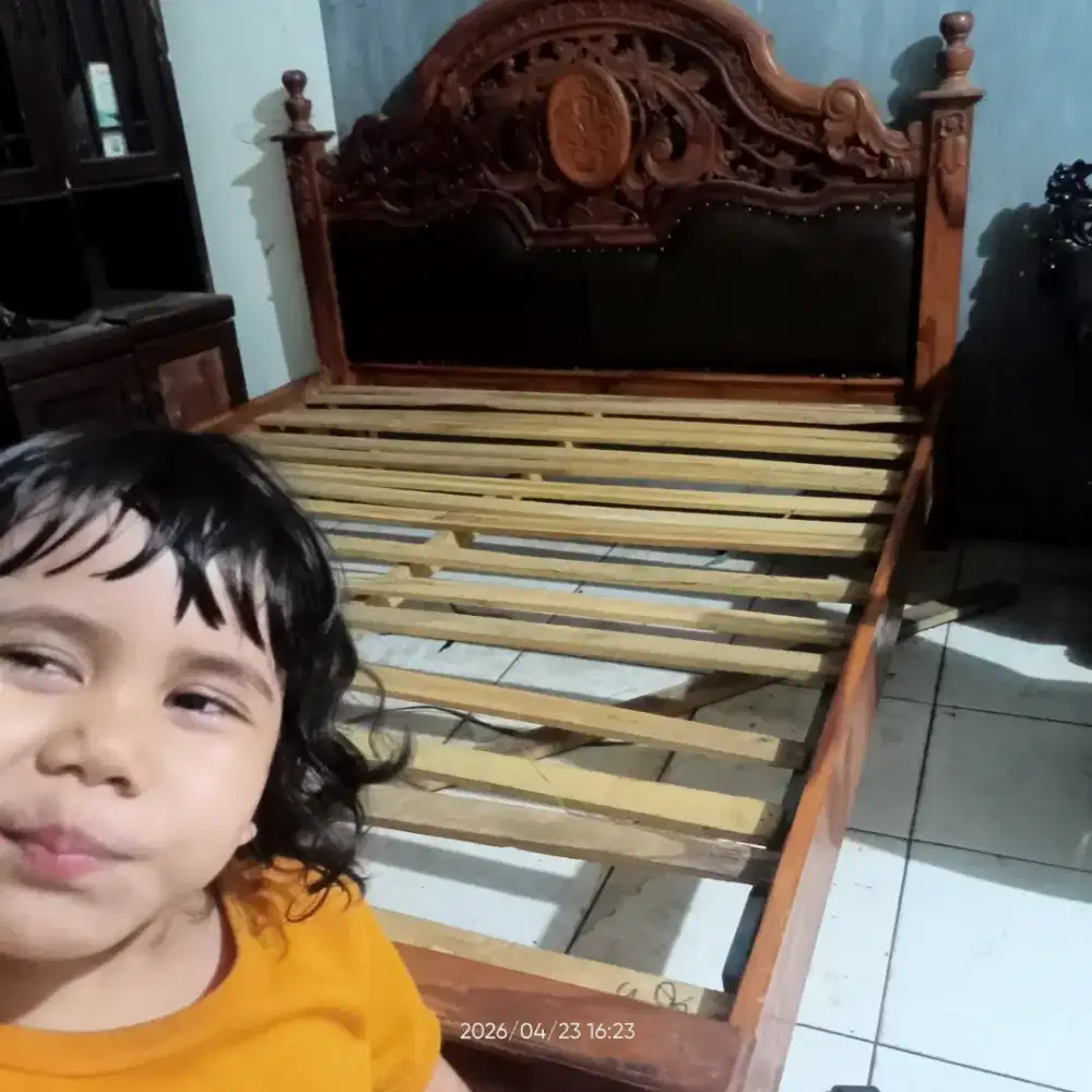 Dipan tempat tidur kayu jati ukir bekas dah melamin