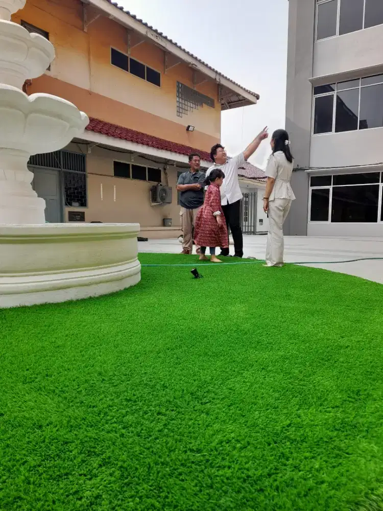 RUMPUT SINTETIS SERBAGUNA UNTUK DEKORASI AREA TAMAN DAN RUANGAN