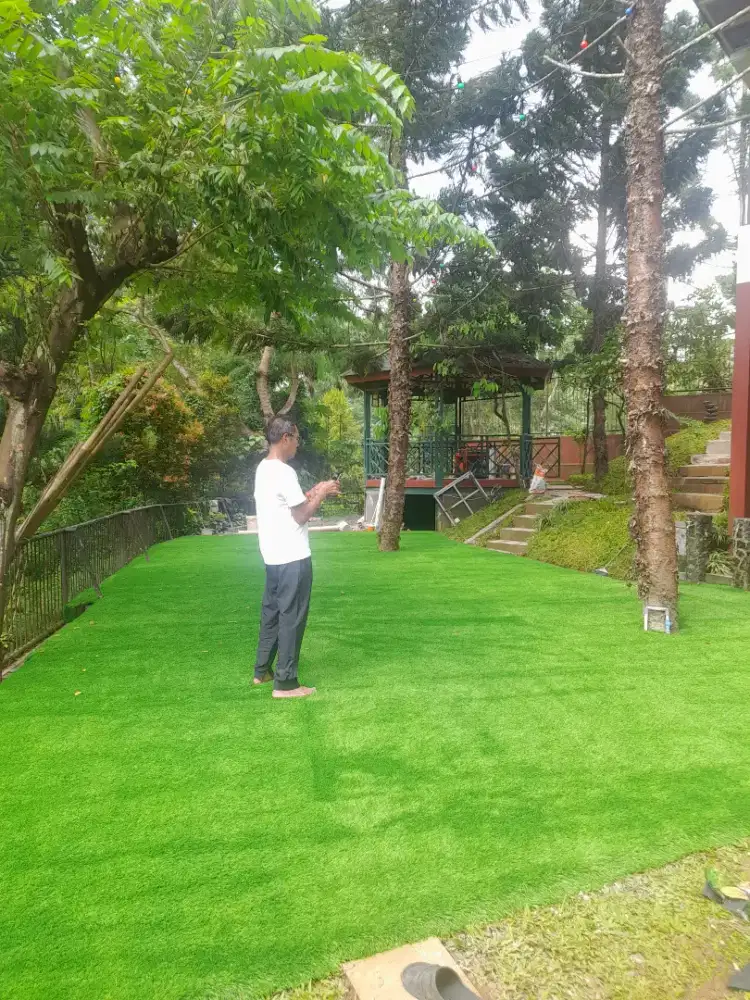 RUMPUT SINTETIS UNTUK TAMAN BERMAIN ANAK DI AREA VILLA OUTDOOR-