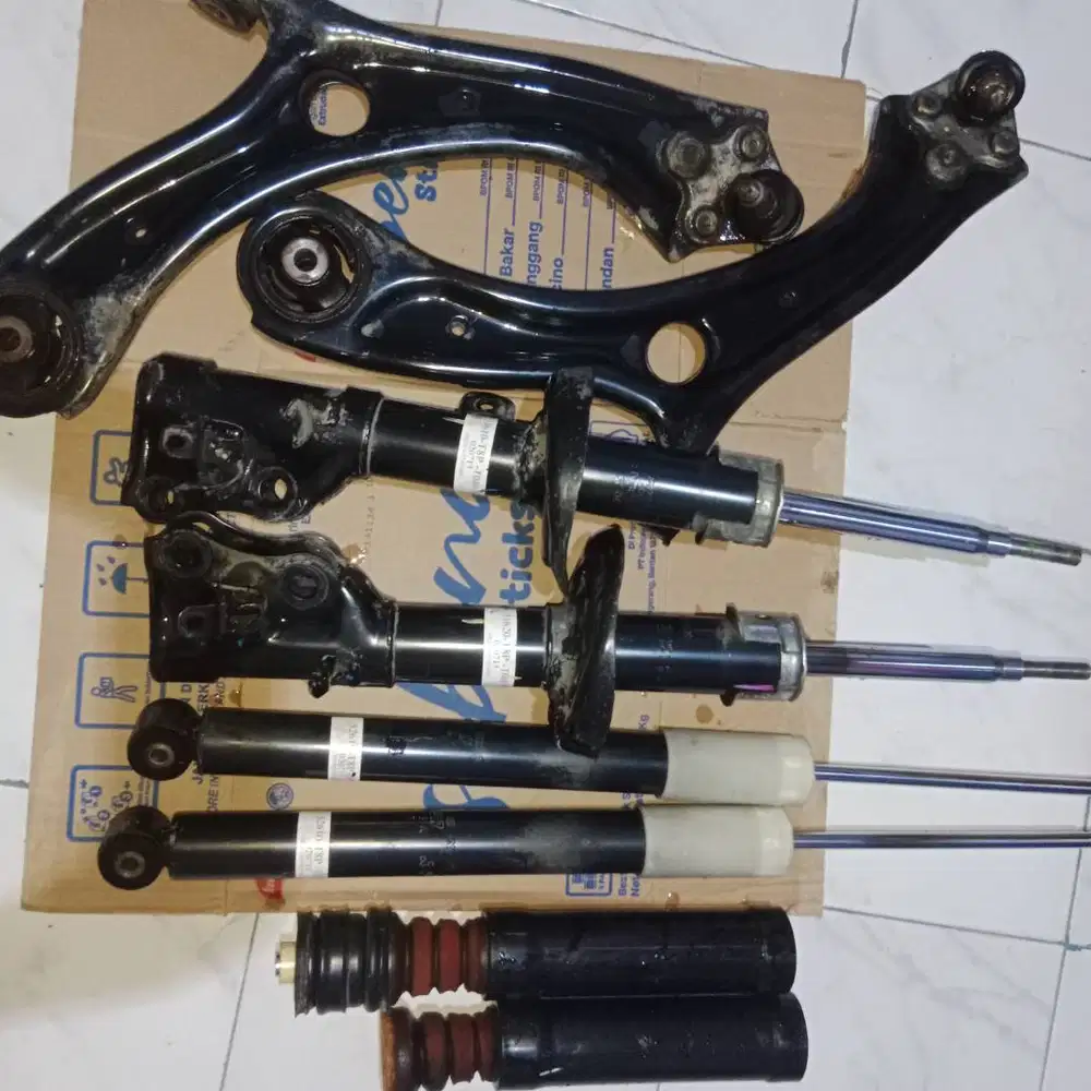 Sokbreker mbil HRV depan belakang