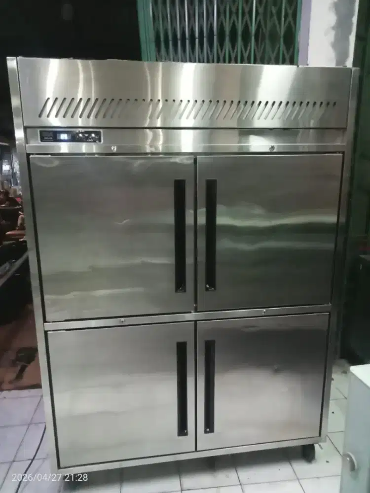 Upright Chiller 4 Pintu GEA 1170 Liter