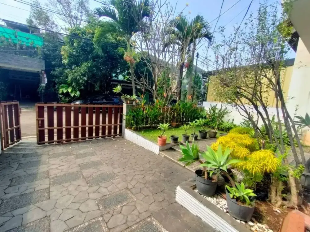 Rumah Mewah Buah Batu Regency - LT 200/LB 368 SHM, Hadap Timur