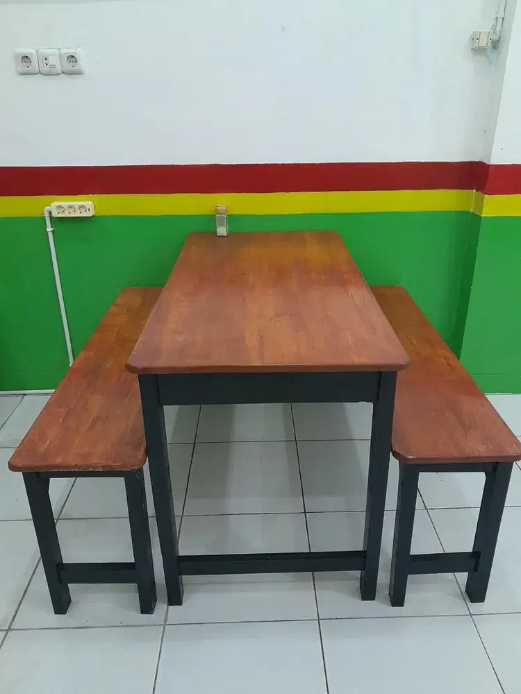 Meja dan kursi masih bagus jarang di pakai