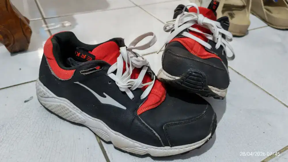 Sepatu sneaker Erke size 41original