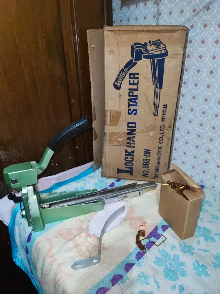 HAND STAPLER. STAPLES KERDUS