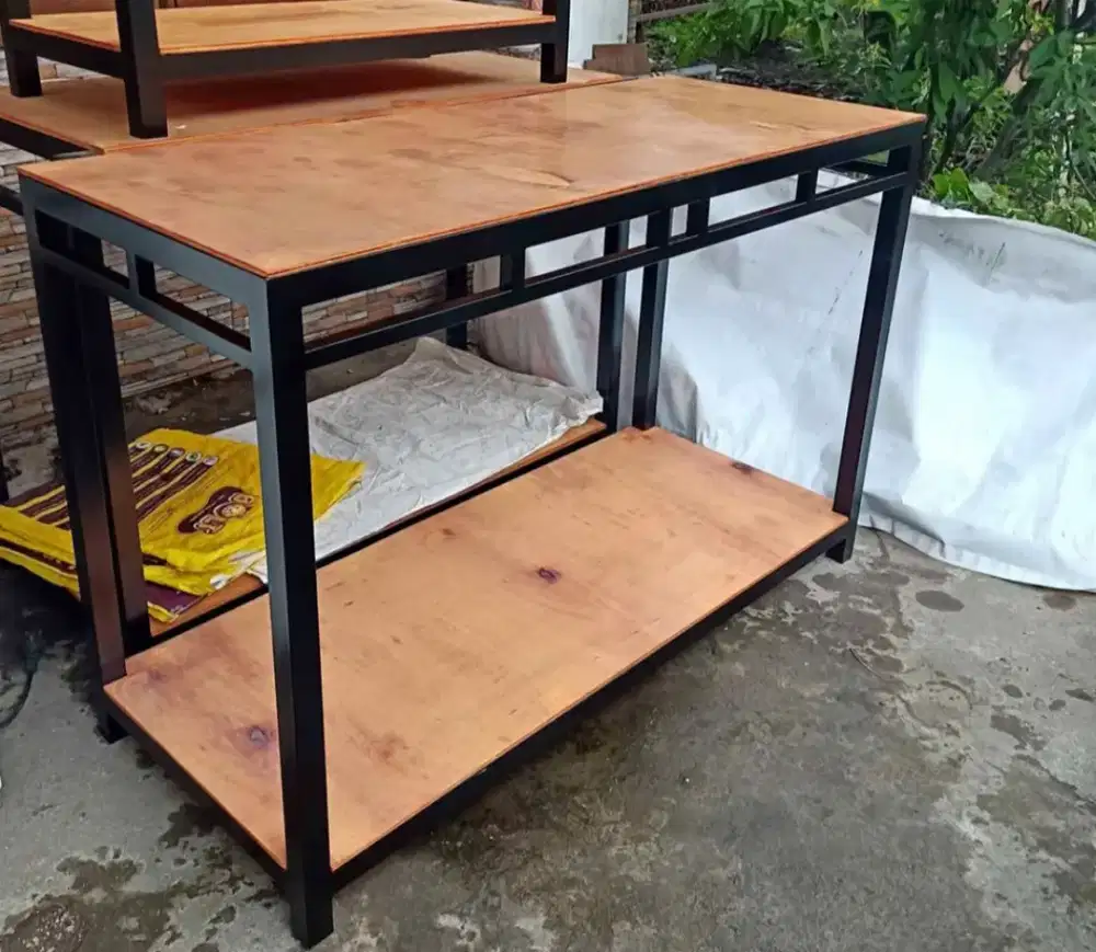 Meja besi holo aquarium