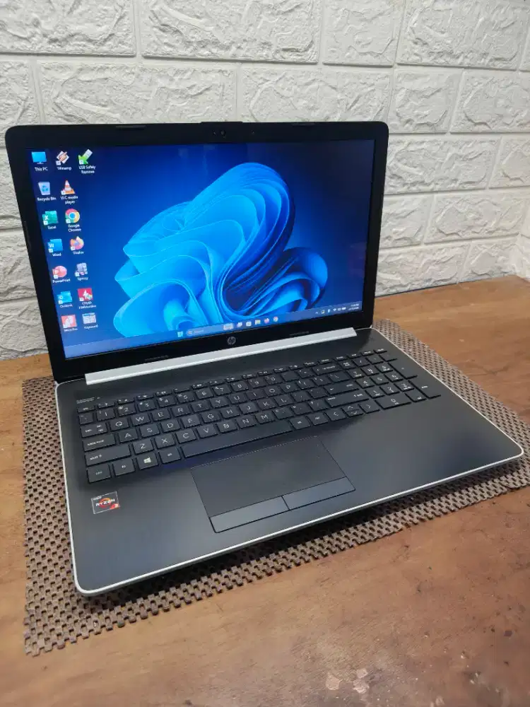 HP Laptop 15-db AMD Ryzen 3 (8/256gb) 15,6 inch Mulus NORMAL