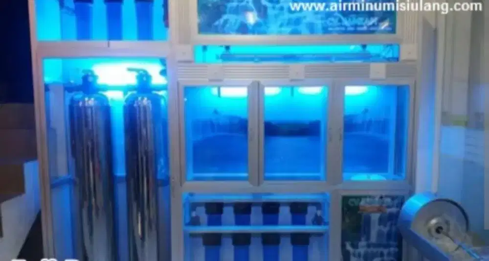 Memasarkan dan mengantar air minum