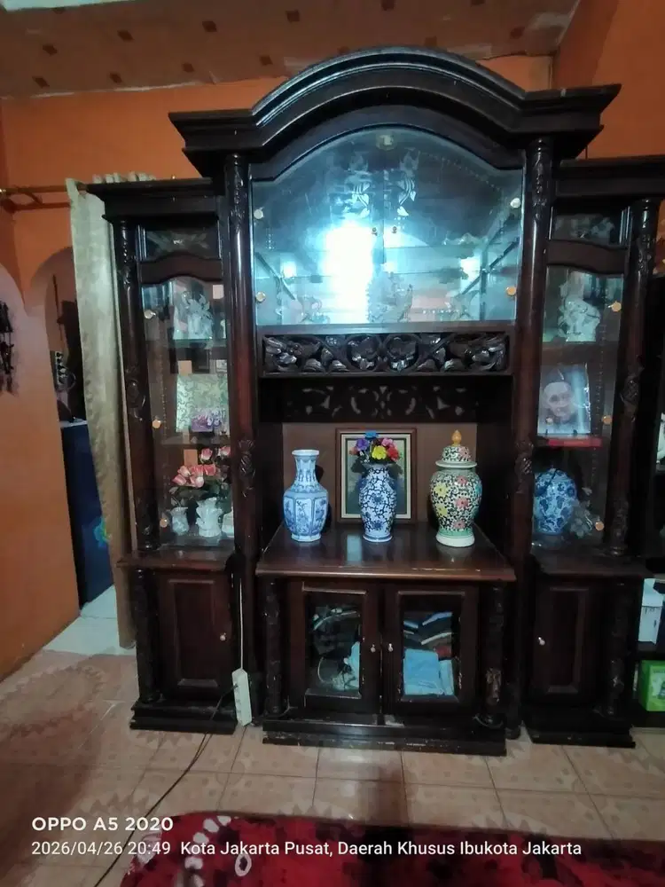 Jual lemari pajangan bekas