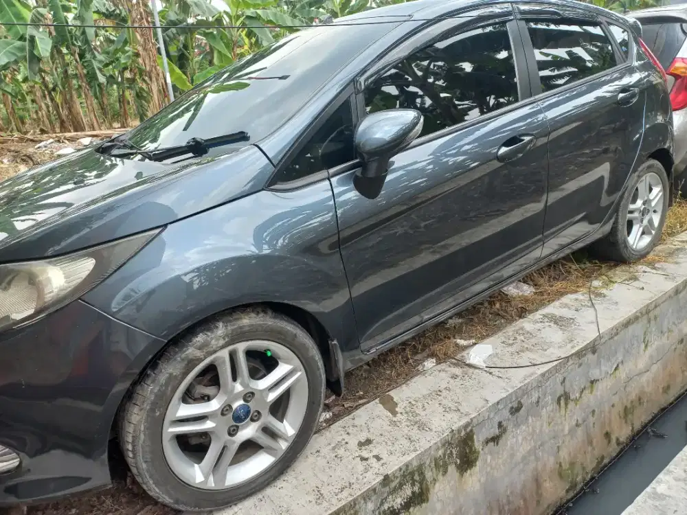 Mobil ford fiesta Sporty 1,6 S At th 2011 istimewa pajak jalan