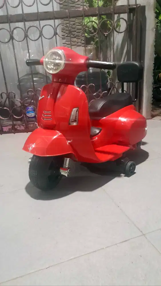 Mainan Motor Vespa Untuk Anak Usia 2- 4th ( BEKAS DISPLAY )