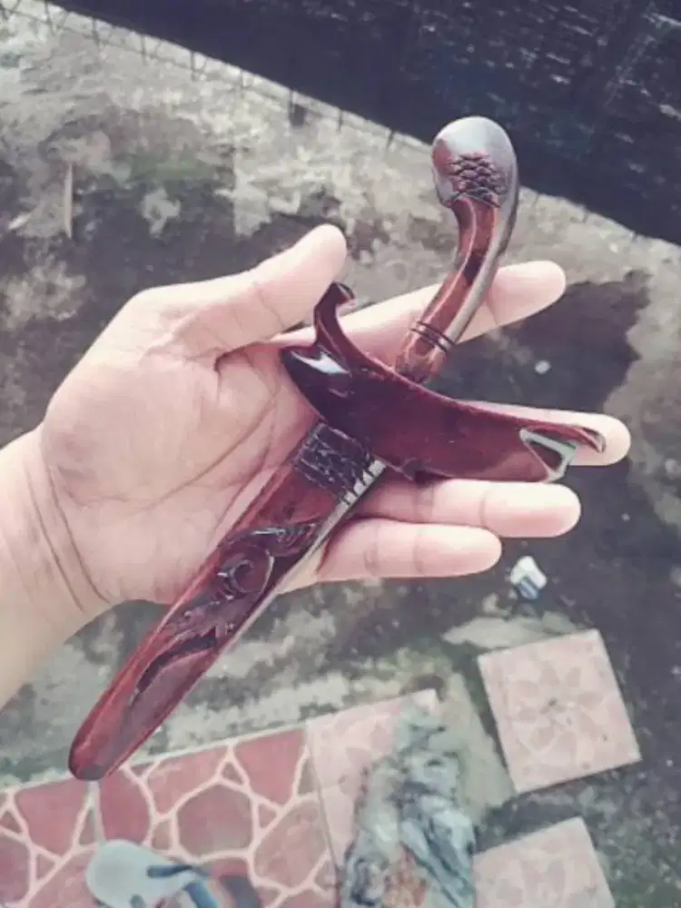 Keris Kuningan Kaligrafi Elegan Gagang Kayu Rasamala.