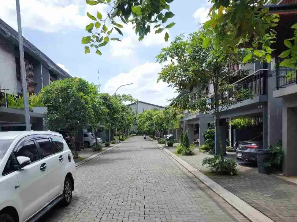 Rumah 3 lantai. Tahap renovasi Bebas banjir. Lokasi strategis. Dekat Toll. Sekolah. Mall. RS.