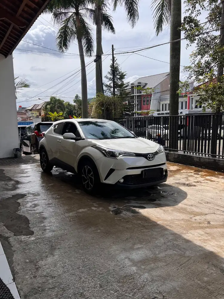 toyota CHR (like new)