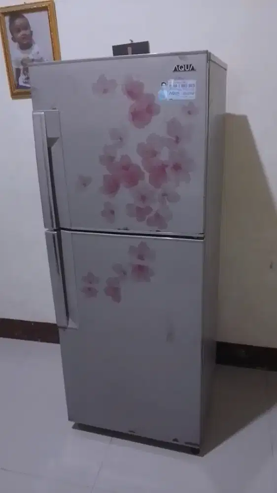 Kulkas 2 pintu merek Aqua sgttt normal bisa cek lgsg kelokasi