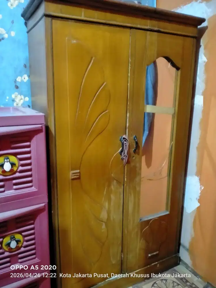 Lemari pakaian kayu rusak