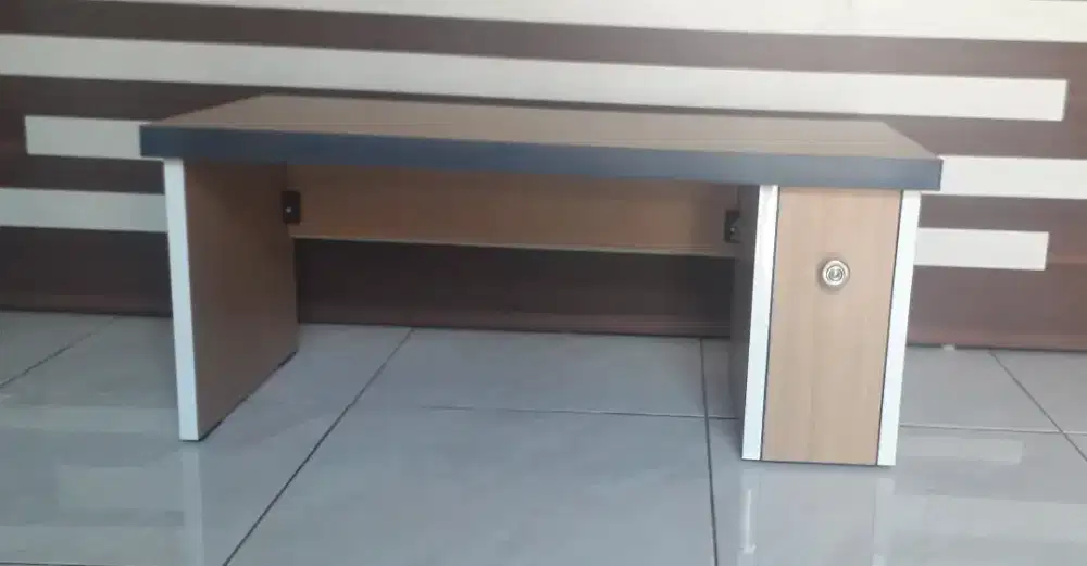 Meja laptop. Meja tulis, laptop lesehan.