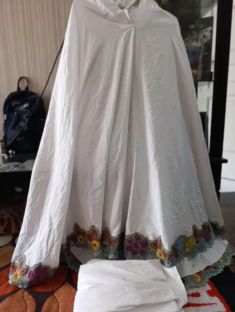 Mukena putih sekali pakai