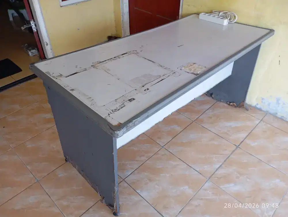 Meja tulis victor 1 biro bekas