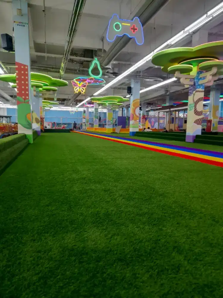 RUMPUT SINTETIS UNTUK TAMAN BERMAIN ANAK DI MALL INDOOR