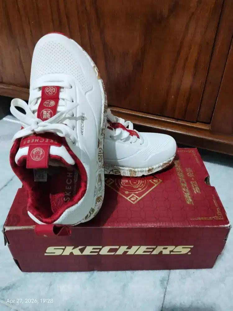 Sepatu SKECHERS CNY