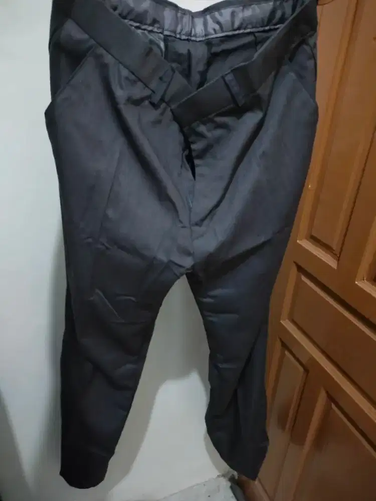 Celana panjang laki laki warna abu abu tua