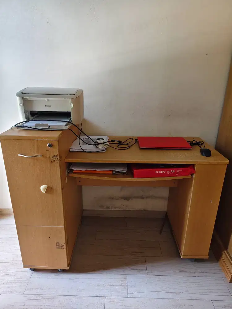 Meja belajar dan komputer bekas.