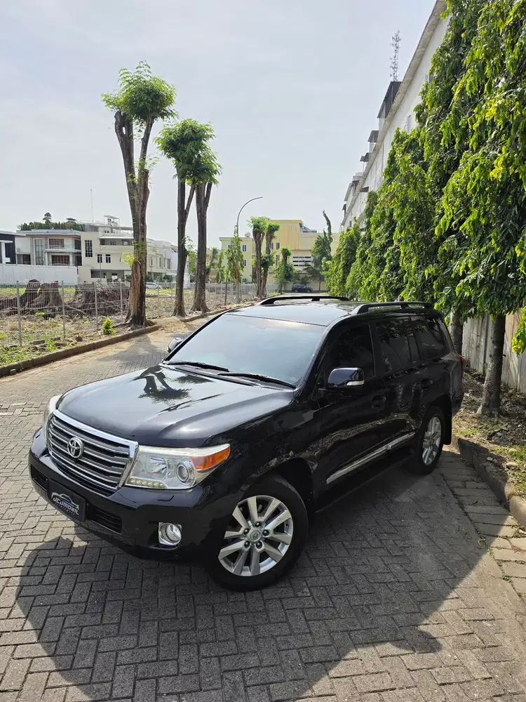 Toyota Land Cruiser vx200 uk v8 4.5cc diesel 2012 / 2013 A/T Hitam