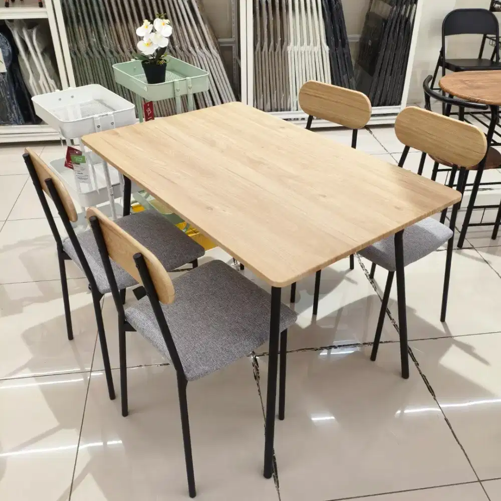 Selma Liberty Set Meja Makan 4 Kursi – Elegan, Nyaman & Fungsional!