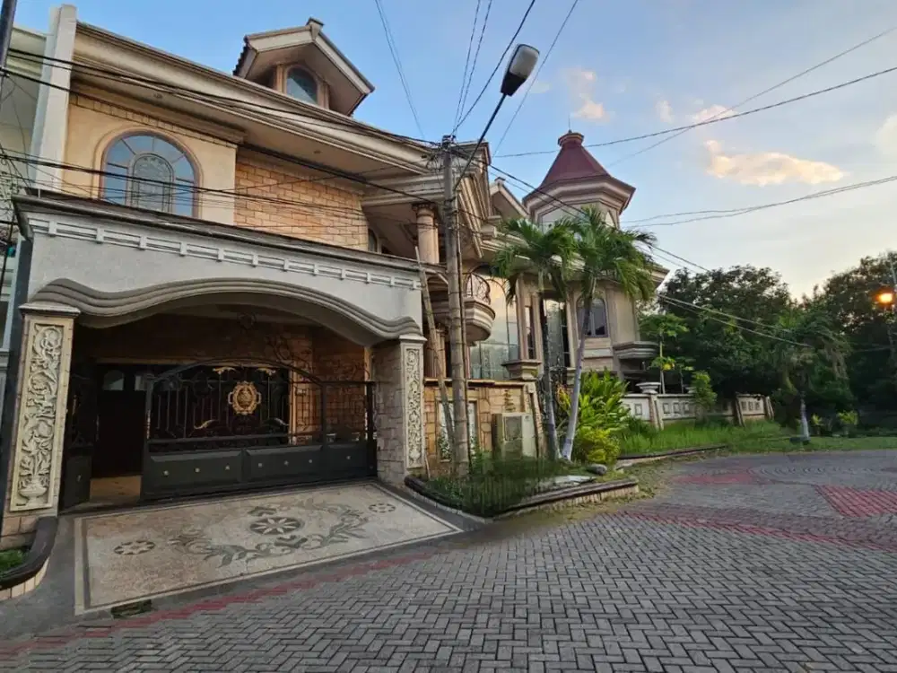 Rumah 2 Lantai Bagus Classic Furnished SHM di Araya 1