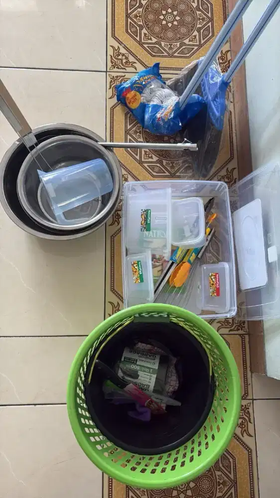 Dicari penjaga toko pisang goreng