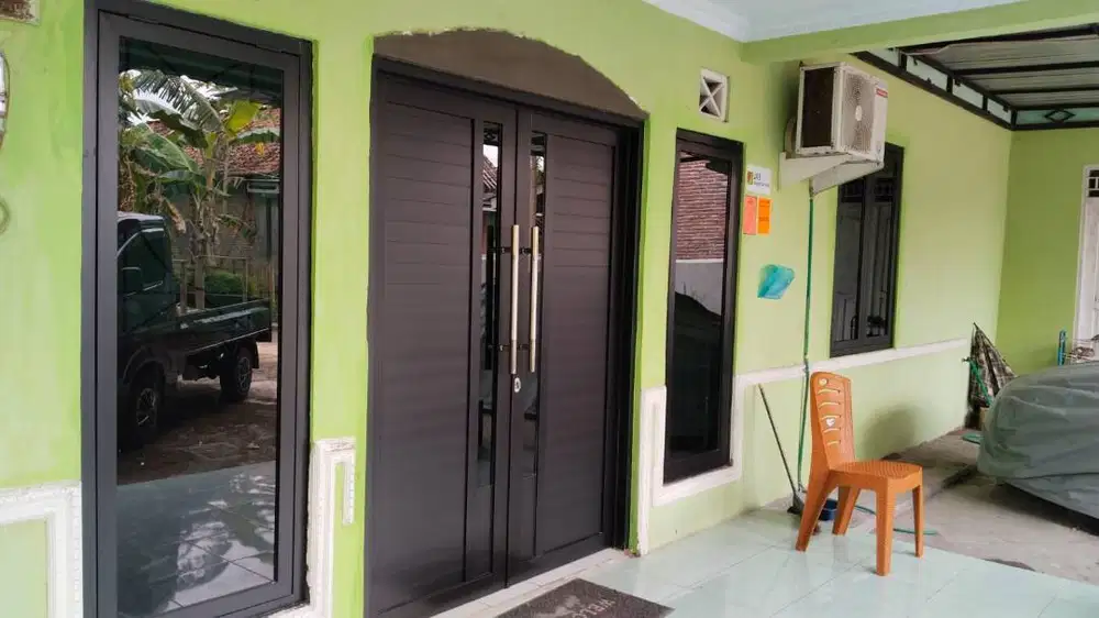Pintu almunium dan kaca yang anti keropos untuk warga kebumen.