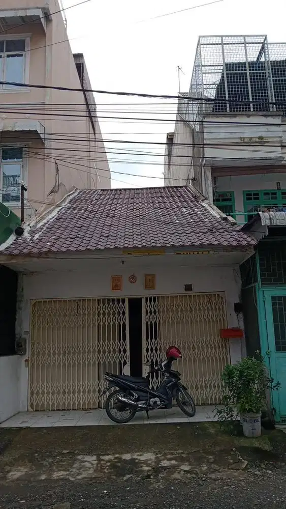 dijual rumah di jalan parapat (lokasi strategis)