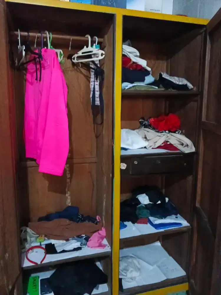 Lemari baju dari kayu jati