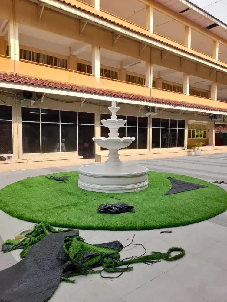 RUMPUT SINTETIS UNTUK PENGHIAS AREA TAMAN AIR MANCUR