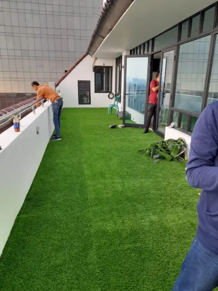 RUMPUT SINTETIS UNTUK PENGHIAS AREA LANTAI GEDUNG