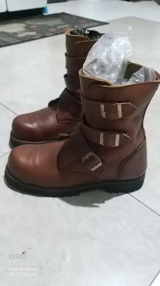 Sepatu boot motoran