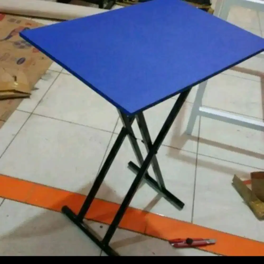 Meja lipat portabel