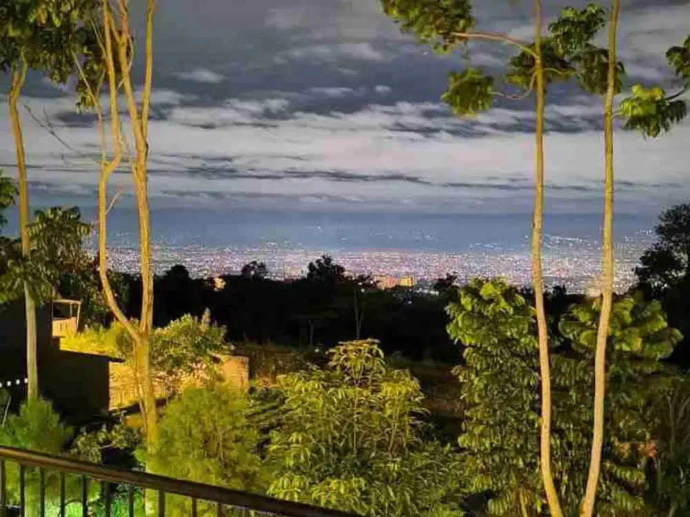 Dijual Rumah Villa Full Furnish dengan Kolam Renang dan View Bandung Kota