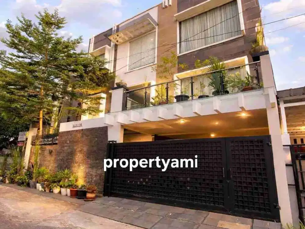 jual rumah bagus ada kolam renangnya di komplek Billymoon duren sawit Jakarta Timur