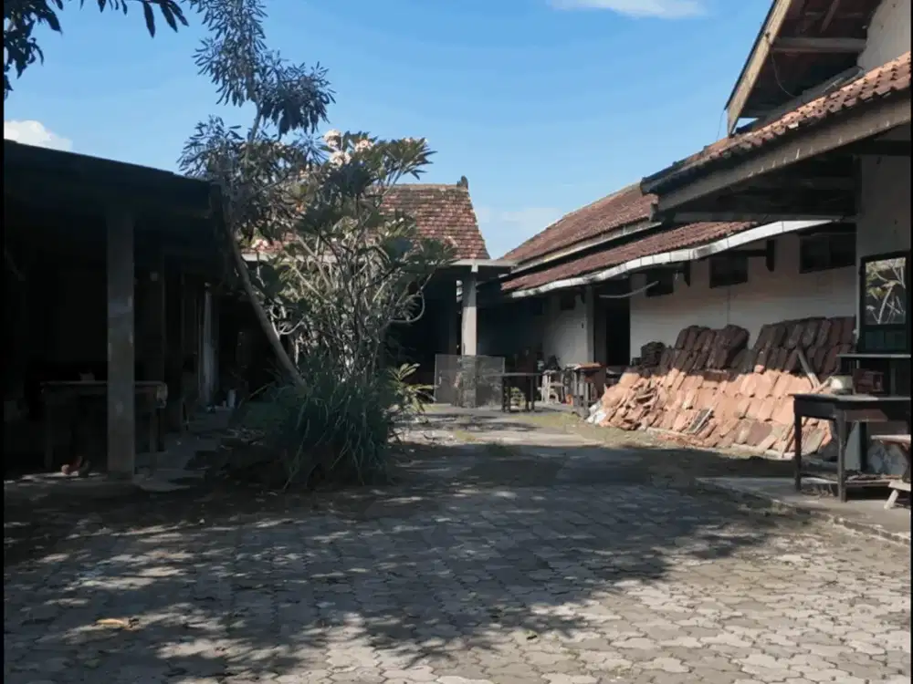 Gudang Luas Dengan Mess Karyawan Di Jalan Cendrawasih Maguwoharjo