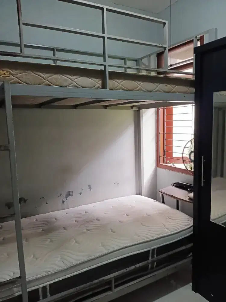 Tempat tidur besi tingkat